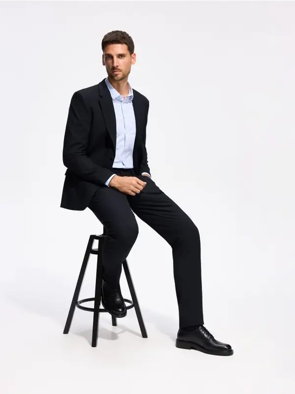 Reserved Reserved - Slim fit hlače od odijela - mornarsko plava