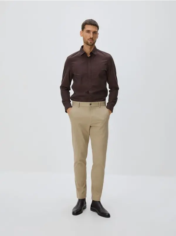 Reserved Reserved - Slim fit hlače od pamuka - bež