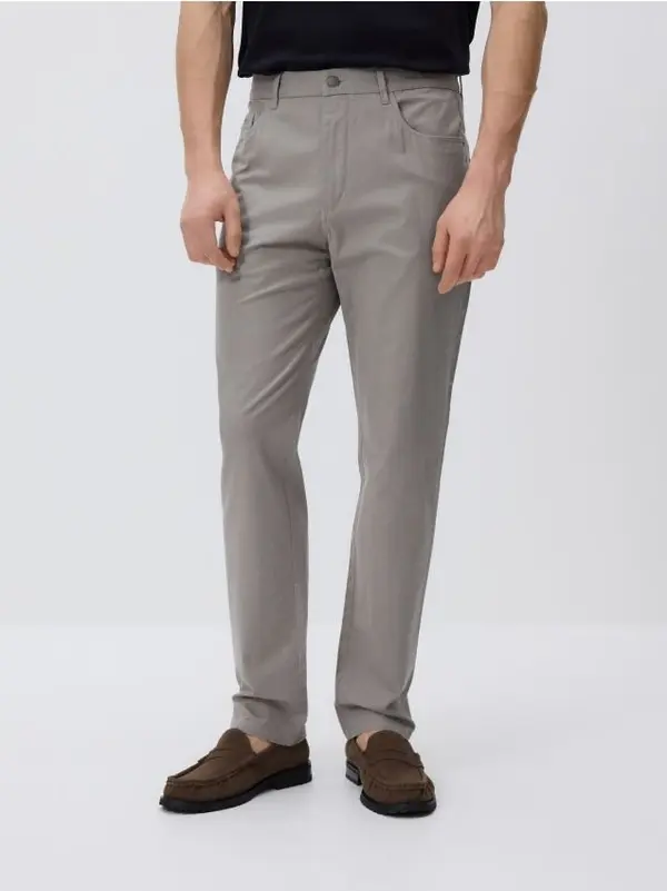 Reserved Reserved - Slim fit hlače od pamuka - boja kave