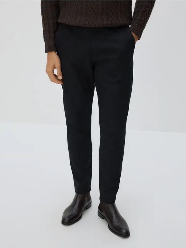 Reserved Reserved - Slim fit hlače od pamuka - crno