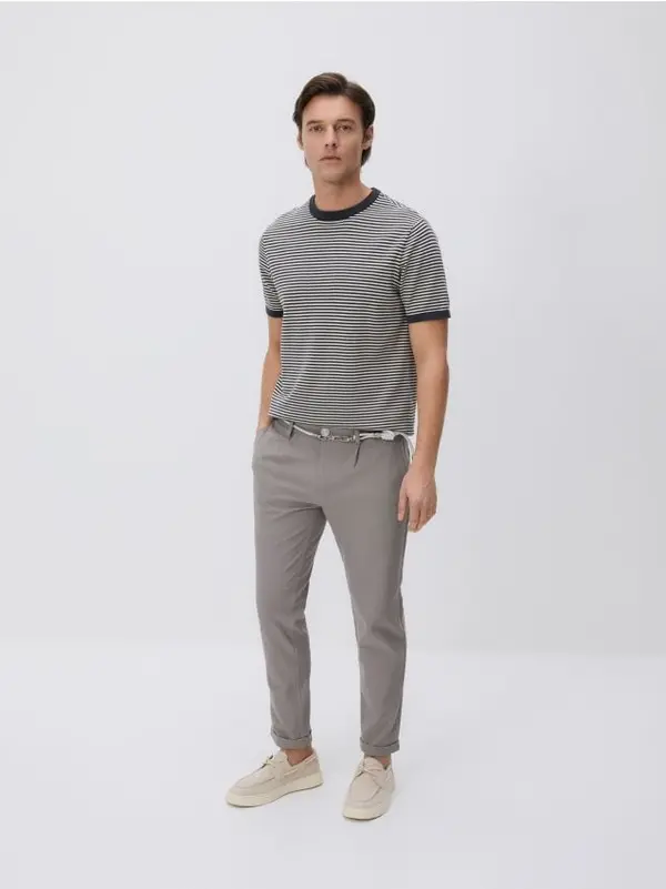 Reserved Reserved - Slim fit hlače s remenom - bež