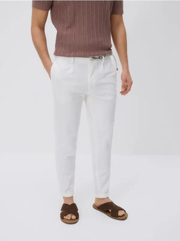 Reserved Reserved - Slim fit hlače s remenom - krem