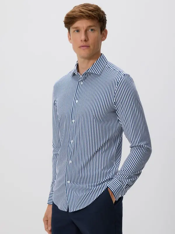 Reserved Reserved - Slim fit košulja - mornarsko plava