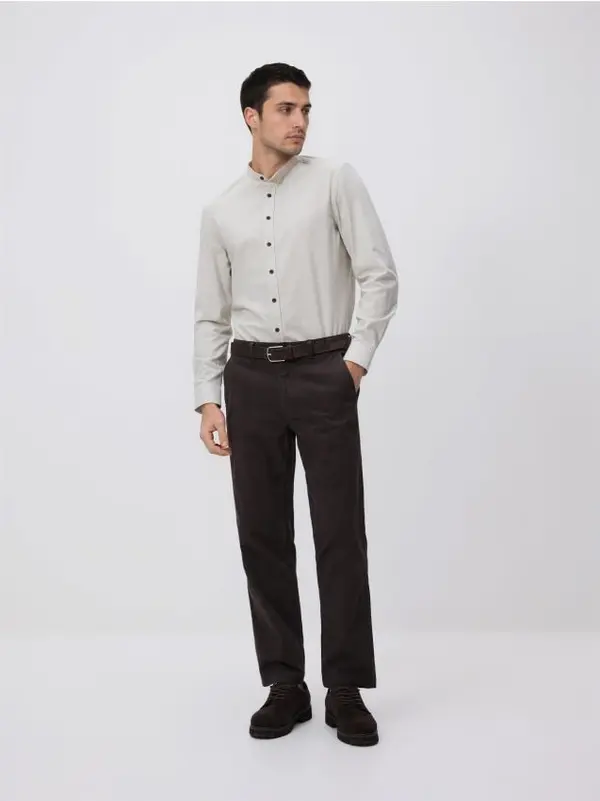 Reserved Reserved - Slim fit košulja s podignutim ovratnikom - bež