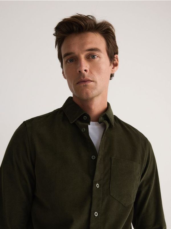 Reserved Reserved - Slim fit košulja s visokim udjelom pamuka - tamnozeleno