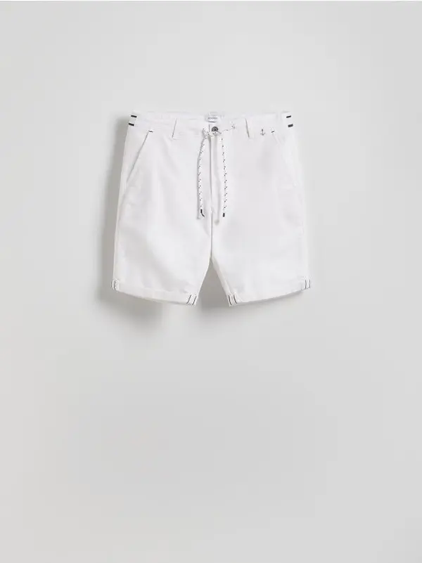 Reserved Reserved - Slim fit kratke hlače - bijela