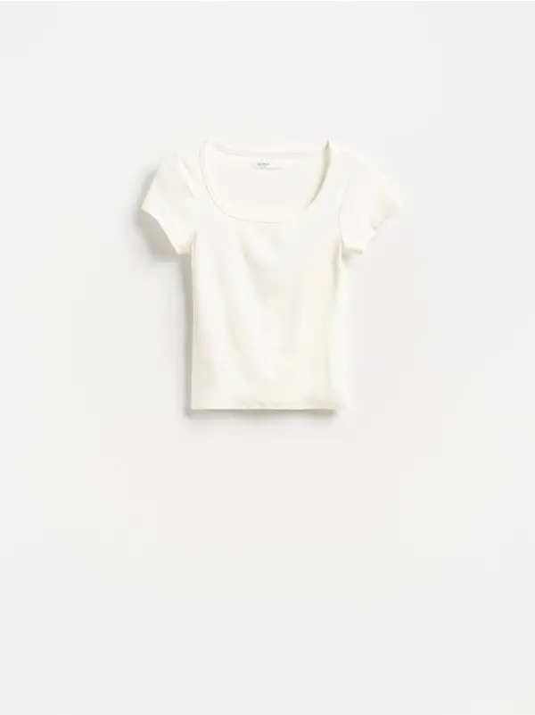 Reserved Reserved - Slim fit majica kratkih rukava s mješavinom modalnih vlakana - bijela
