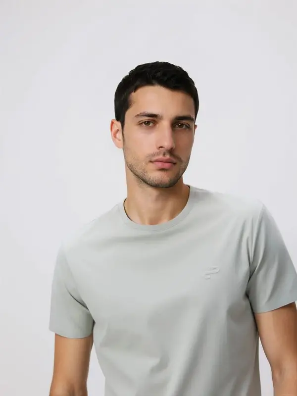 Reserved Reserved - Slim fit majica s visokim udjelom merceriziranog pamuka - svjetlozeleno