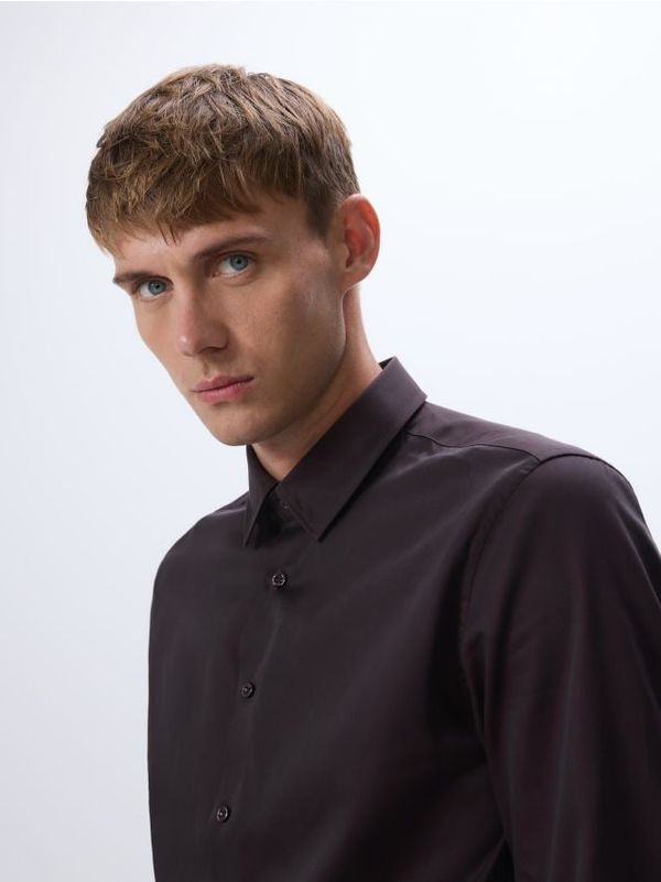 Reserved Reserved - Slim fit pamučna košulja - boja kestena