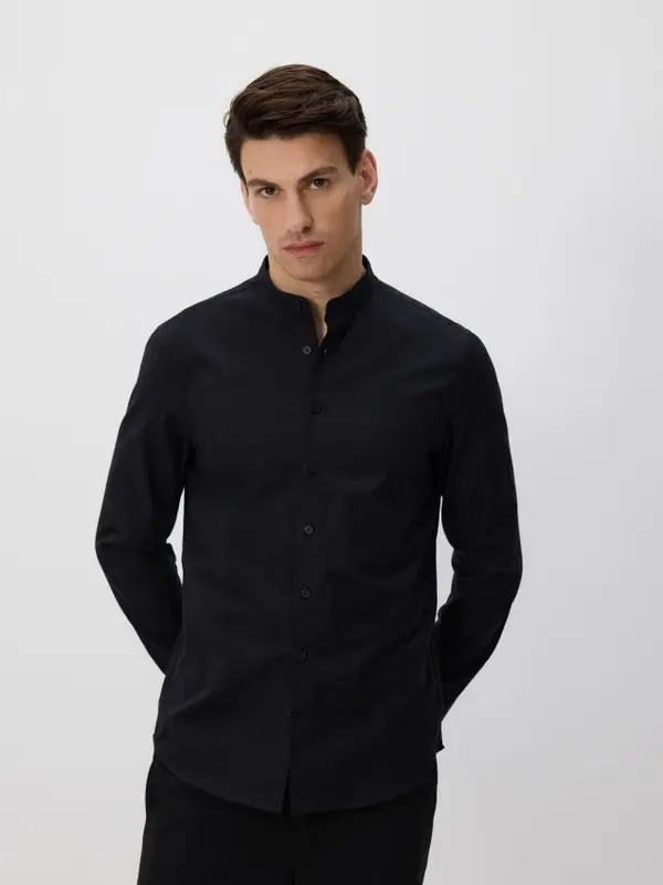 Reserved Reserved - Slim fit pamučna košulja - crno