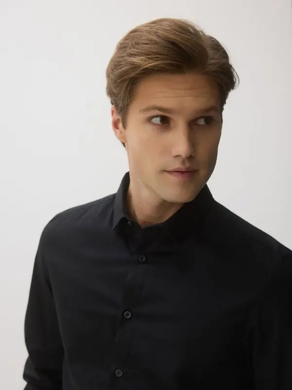 Reserved Reserved - Slim fit pamučna košulja - crno