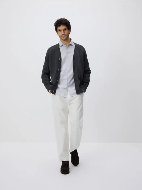 Reserved Reserved - Slim fit pamučna košulja - svijetlo siva