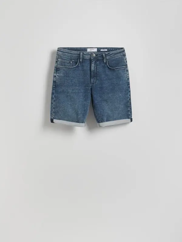 Reserved Reserved - Slim fit plisirane kratke hlače - mornarsko plava