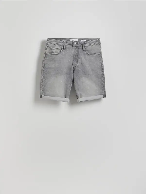 Reserved Reserved - Slim fit plisirane kratke hlače - svijetlo siva