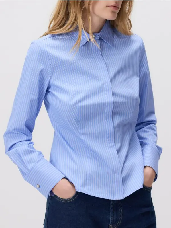 Reserved Reserved - Slim fit prugasta košulja - bljedoplavo