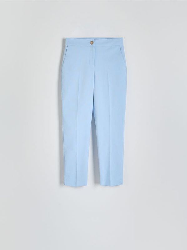 Reserved Reserved - Slim hlače izglačane na crtu - bljedoplavo