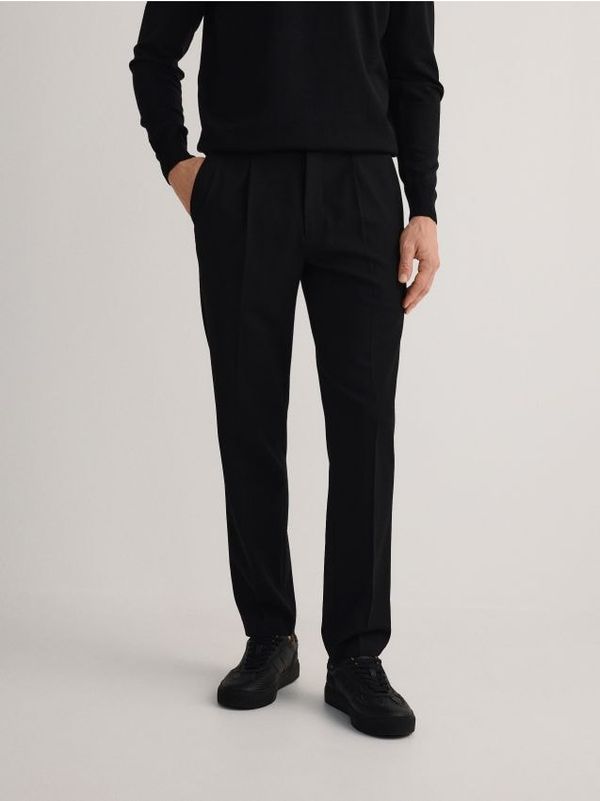 Reserved Reserved - Slim hlače izglačane na crtu - crno