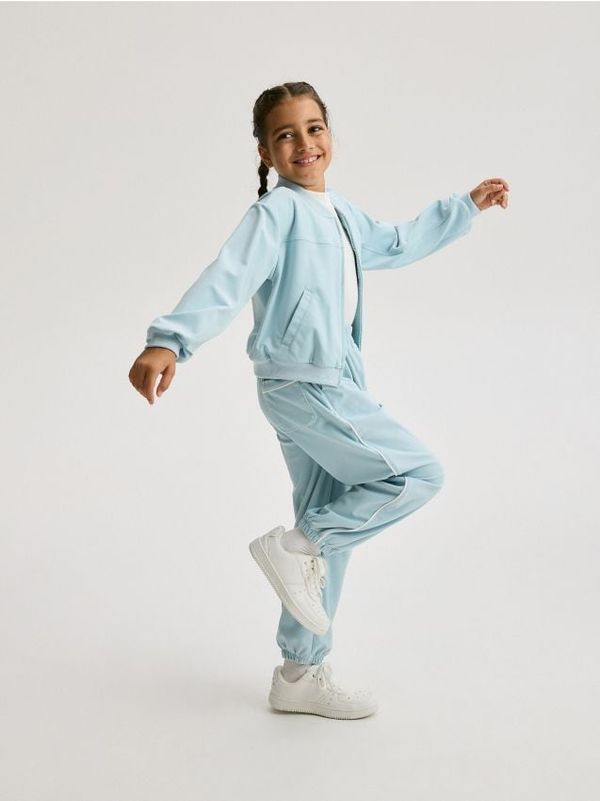 Reserved Reserved - Sportske hlače s bočnim prugama - bljedoplavo