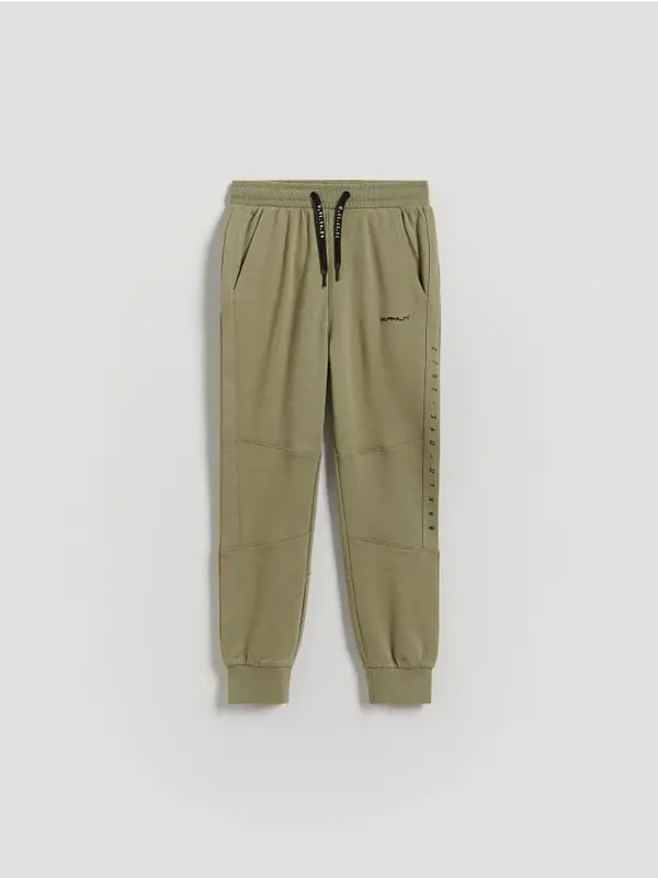 Reserved Reserved - Sportske hlače slim fit - prljavozeleno