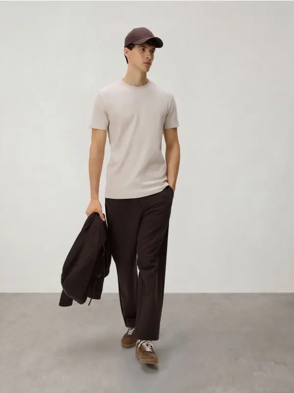 Reserved Reserved - Strukturirana majica slim fit - bež