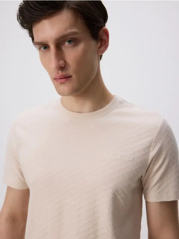 Reserved Reserved - Strukturirana majica slim fit - boja kože