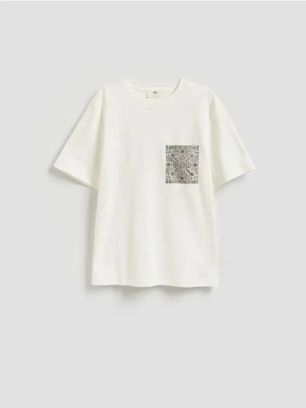Reserved Reserved - T-shirt s džepom s autorskim printom - krem