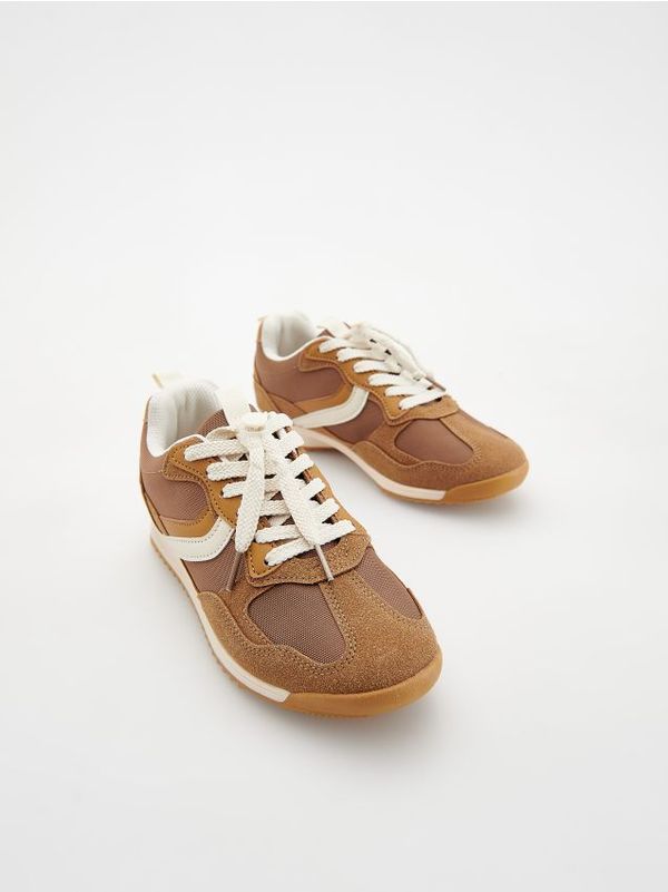 Reserved Reserved - Tenisice na vezanje - zlatnosmeđe