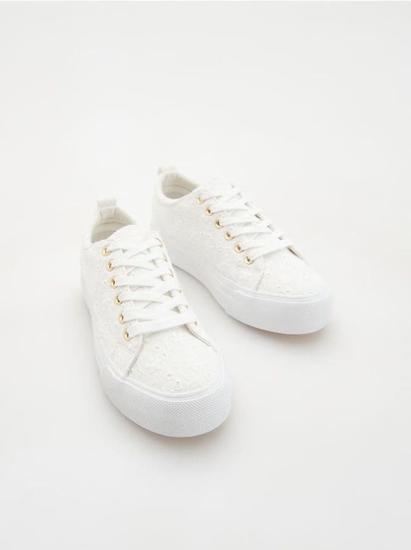Reserved Reserved - Tenisice s izvezenim detaljem - bijela