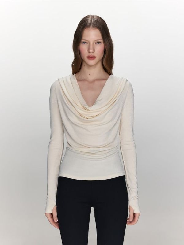 Reserved Reserved - Top s naboranim izrezom - krem