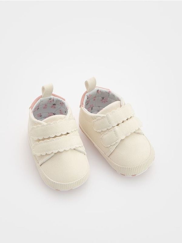 Reserved Reserved - Treneri - krem