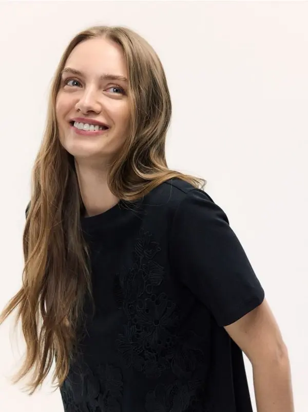 Reserved Reserved - T‑shirt s čipkastom aplikacijom - crno