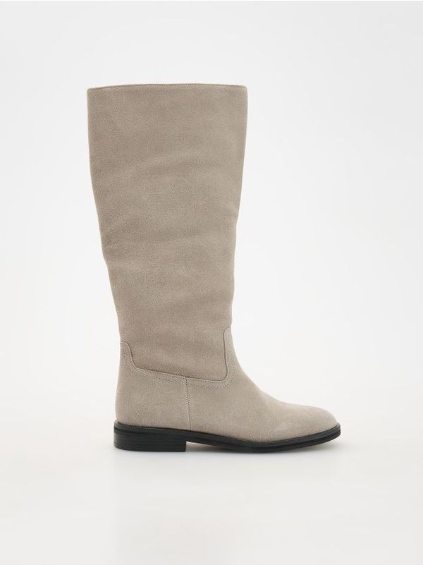 Reserved Reserved - Visoke čizme od brušene kože - srednjesivo