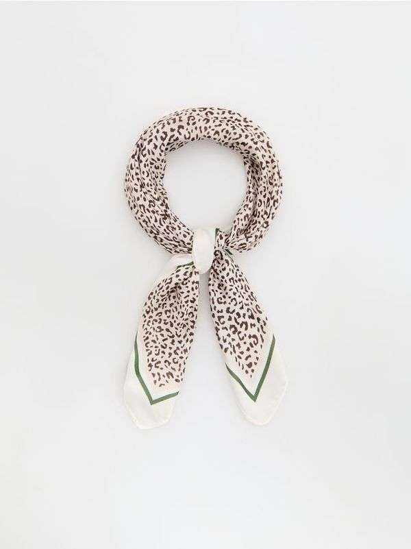 Reserved Reserved - Vratna marama s uzorkom - bijela